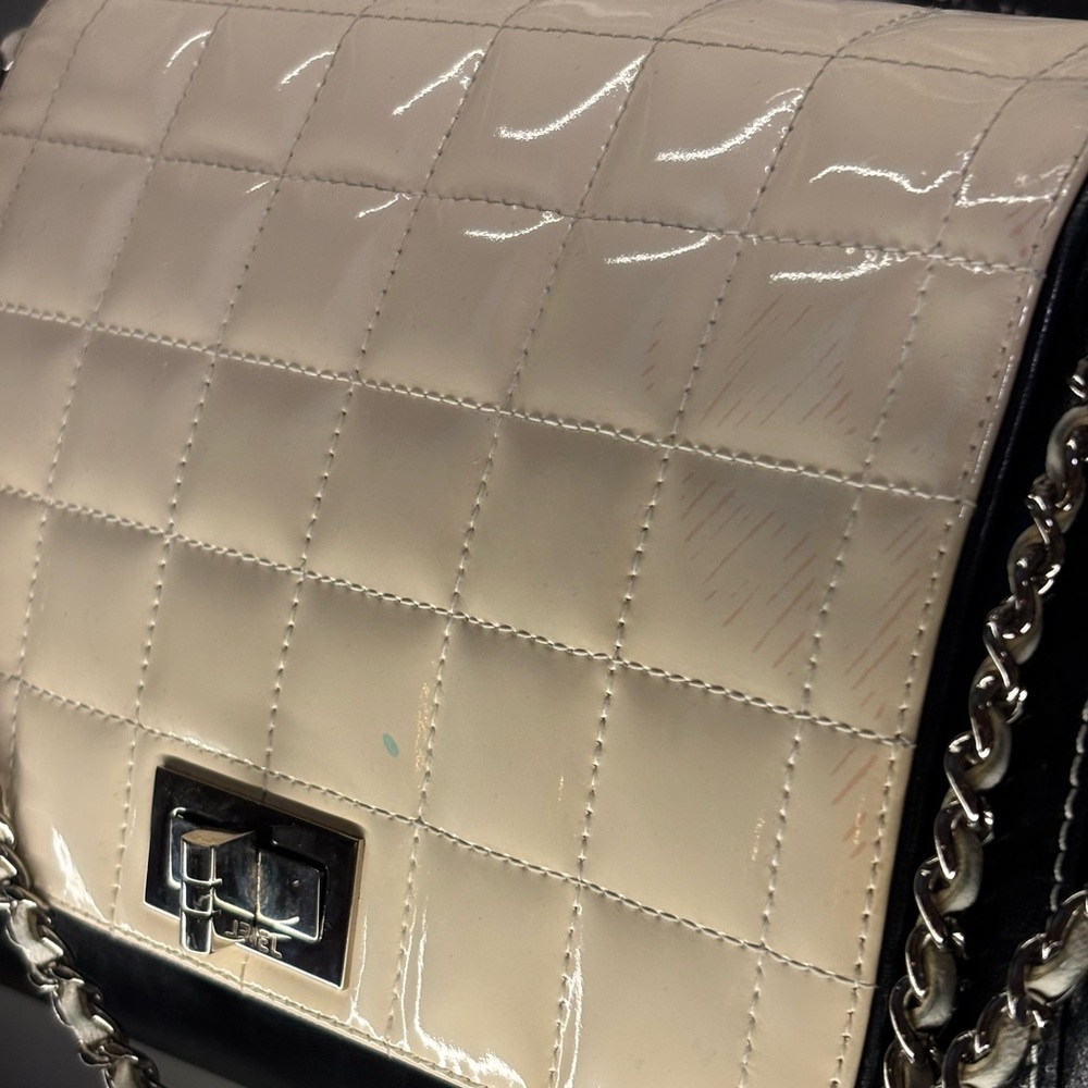 CHANEL Black and Cream Shoulder Bag - Picture 14 of 16